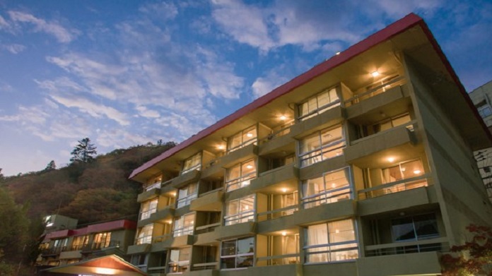 男鹿川を目前に望む露天風呂を愉しむことができる『リブマックスリゾート川治』