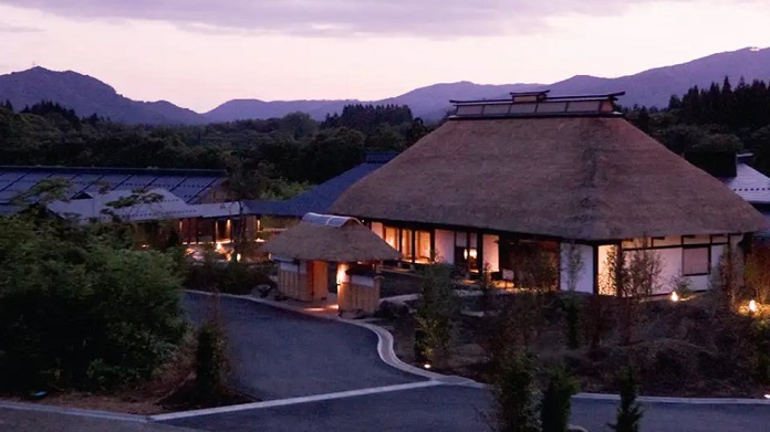 秋田県の広大な自然の里山に抱かれるように凛と佇む旅館『角館山荘 侘桜』