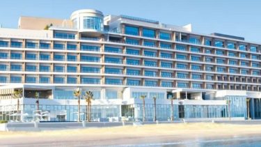 ホテルに一歩足を踏み入れると目の前に広がる壮大な海が魅力的なホテル『唐津シーサイドホテル』