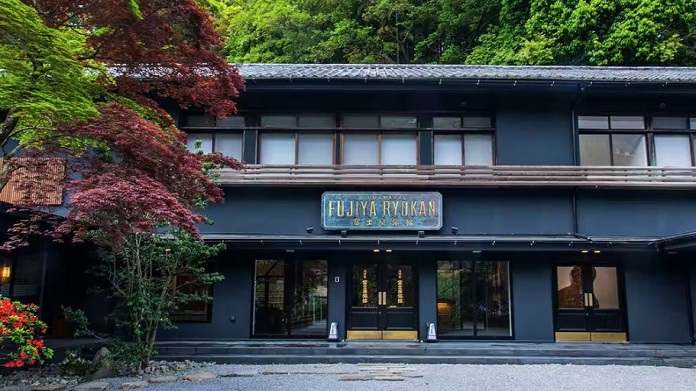 名湯と海山に囲まれた美しい景観が特徴的な宿『富士屋旅館』